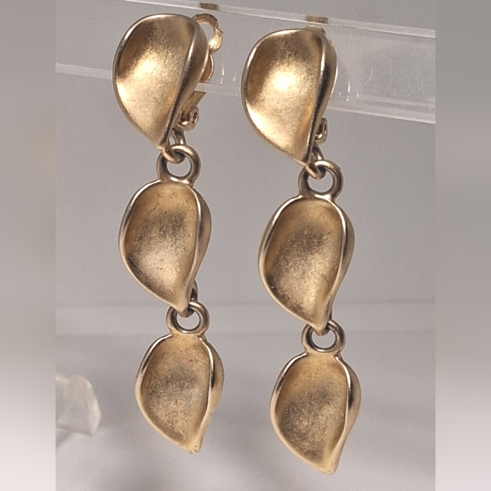 * Vintage Erwin Pearl Long Gold Tone Leaf-like Clip On Earrings